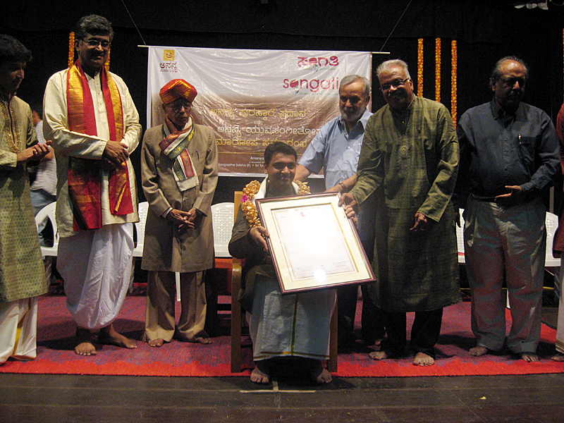 Veena artiste Ashwin Anand receiving Ananya Yuva Puraskara.jpg